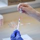 Zet een kinderprik het coronavirus de voet dwars?