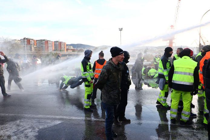 De politie zet na dagenlange protesten volgens Italiaanse media waterkanonnen in tegen betogers.