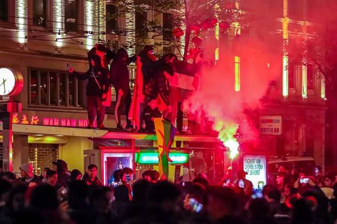 Supporters van het Marokkaanse elftal vieren feest in Rotterdam na de winst op Spanje.