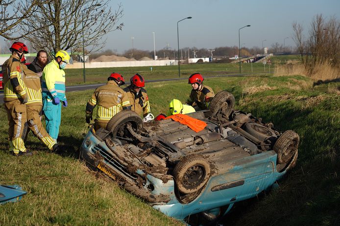 Een auto is naast de Monnikenweg in Geertruidenberg ondersteboven in de sloot terechtgekomen.