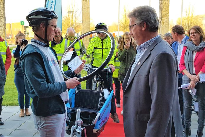 Schepen Ives Goudeseune (sp.a) krijgt symbolisch een wiel en een aantal voorstellen rond fietsen in de stad van voorzitter Johan Vanhaverbeke van de Fietsersbond.