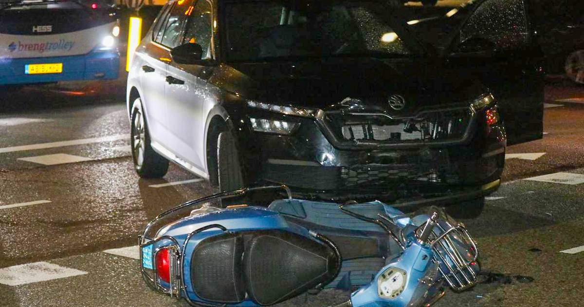 Scooterrijder gewond geraakt na botsing met auto in Arnhem.