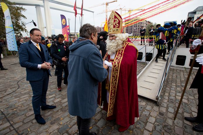 De Sint komt aan in Antwerpen. Hij wordt ontvangen door Bart De Wever en Bart Peeters.
