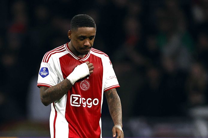 Steven Bergwijn baalt van de rode kaart die hij kreeg tegen Excelsior.