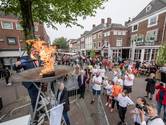 Vrijheidsvuur brandt in Tiel, colonne met oude voertuigen rijdt door de stad