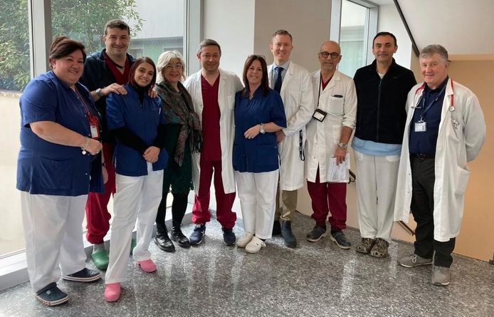 Het team van dokters onder leiding van professor Paolo Battaglia (vijfde van links).