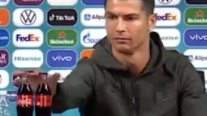 Cristiano Ronaldo verwijdert flesjes van EK-sponsor Coca-Cola tijdens persconferentie: ‘Drink water!’