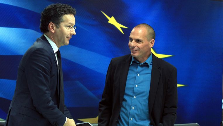 Jeroen Dijsselbloem (L) en de Griekse minister van Financiën Yanis Varoufakis. Beeld epa