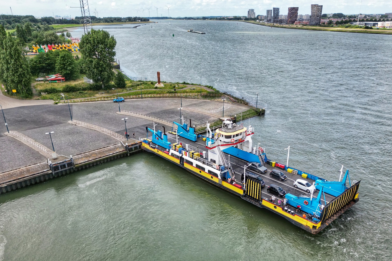 Provincie heeft nog altijd geen oplossing voor autopont tussen Rozenburg en Maassluis Foto AD.nl