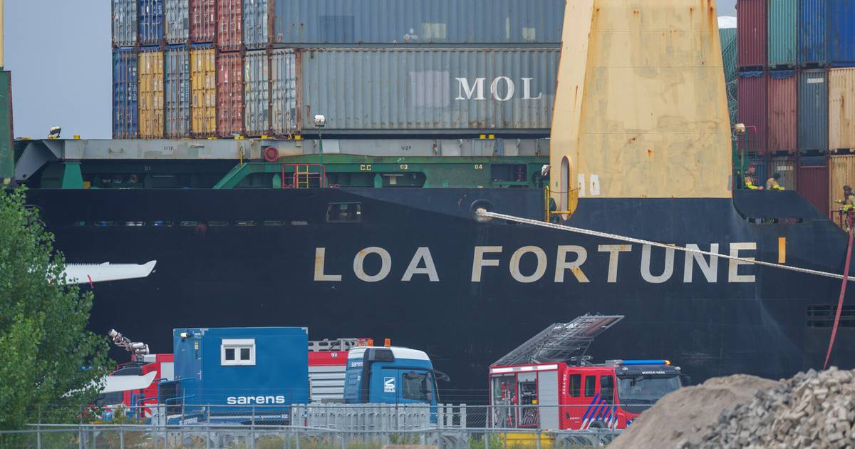 Scheepsbrand in havengebied Moerdijk.