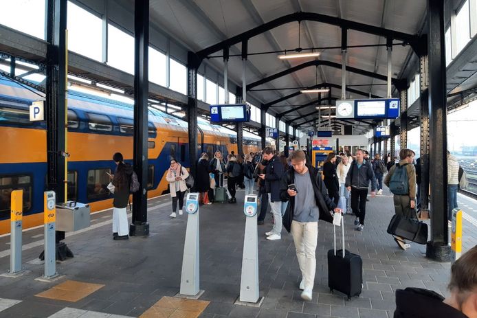Reizigers op treinstation Almelo.