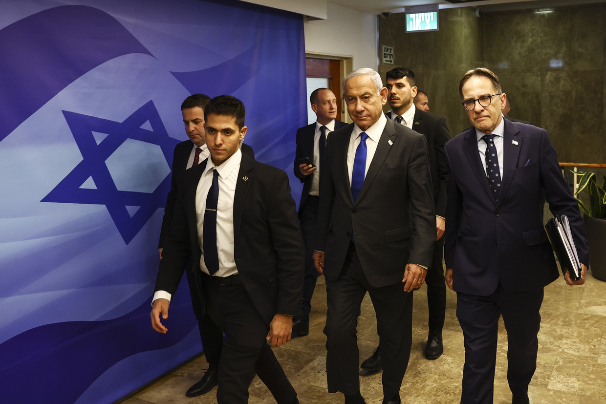 Premier Benjamin Netanyahu op weg naar een kabinetsvergadering terwijl Jeruzalem en op de Westelijke Jordaanoever het toneel zijn van oplaaiend geweld.  Beeld Ronen Zvulun / ANP / EPA