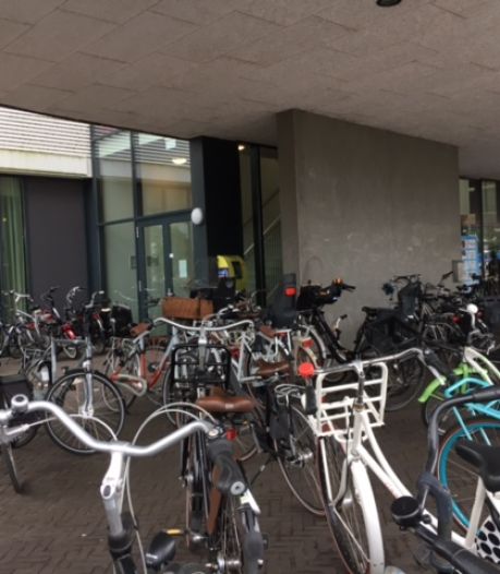 Tientallen fietsen blokkeren AED in Vroomshoop, maar de gemeente maakt geen haast: ‘Als hulpverlener ze moet verplaatsen is patiënt dood’