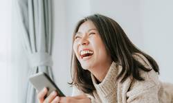 Genoeg gezeurd, probeer wat meer te lachen! Psycholoog legt uit waarom humor het beste redmiddel is in coronatijden