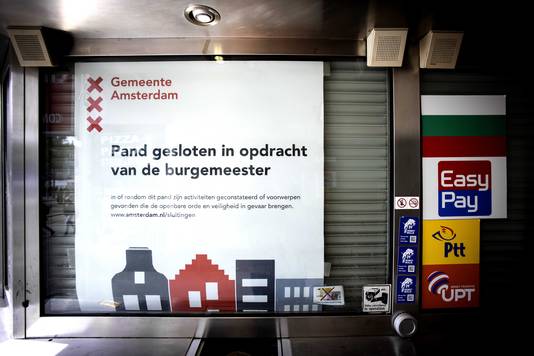 Exterieur van een vestiging van een Surinaams geldwisselkantoor, dat is gesloten op last van de gemeente. Suri-Change in Nederland staat centraal in een witwas- en drugsonderzoek van het Openbaar Ministerie.