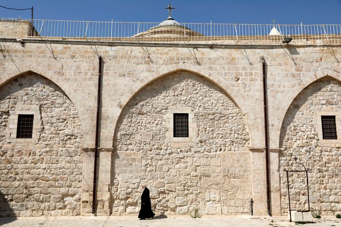 Een monnik loopt in de oude stad van Jeruzalem. Tsjechië overweegt om zijn ambassade in Israël van Tel Aviv naar Jeruzalem te verhuizen. Het EU-land zou daarmee het voorbeeld volgen van de Verenigde Staten eerder dit jaar.