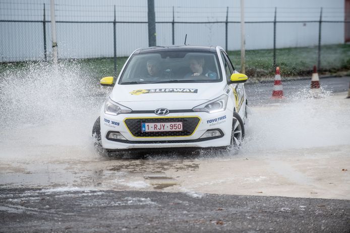 Journalist Glenn ging met instructeur Jense op slipcursus, en leerde hoe hij zijn auto veilig op de weg kan houden.