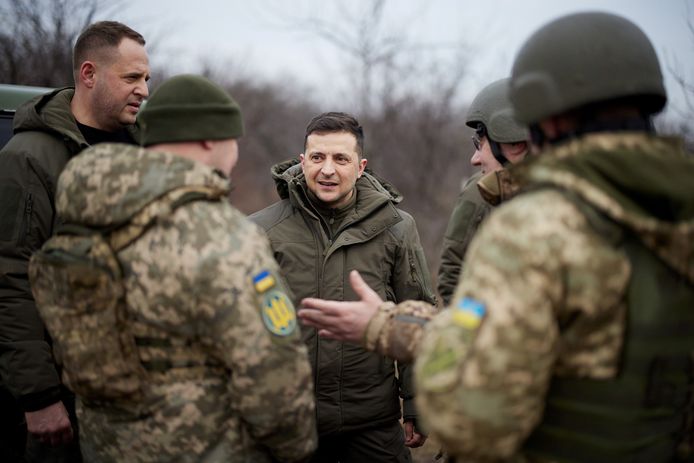 De Oekraïense president Volodymyr Zelenskiy praat met soldaten in de regio Donetsk.