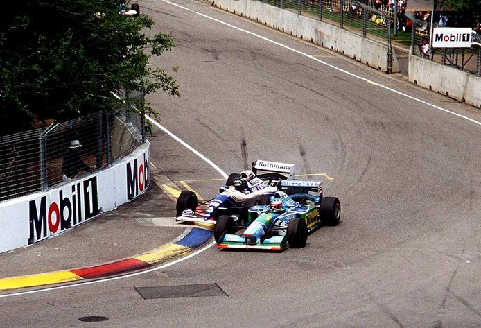 1994: Damon Hill (l) wordt door Michael Schumacher van de baan gereden.