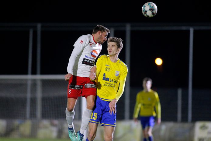 Senne Decloedt (l.) wint het kopduel met Lebbeke-speler Thibault De Vlieger.