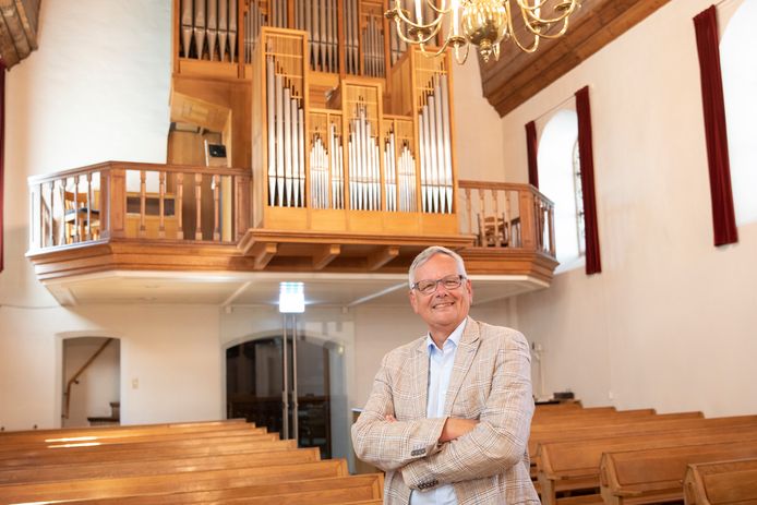 De Hellendoornse dominee Jan Dirk Wassenaar (62) is onderscheiden met de erepenning van de VKB.