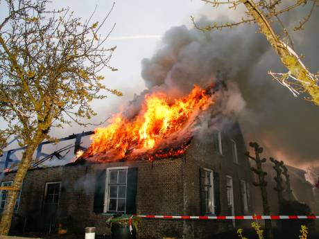 Woonboerderij in Brandwijk volledig verloren gegaan bij grote brand