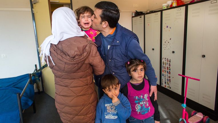 Moeder Lama Shahut met Rama (2) op de arm. Vader Ahmad Darwish met Mahmoud (3) en Mariam (7). Beeld Ton Koene