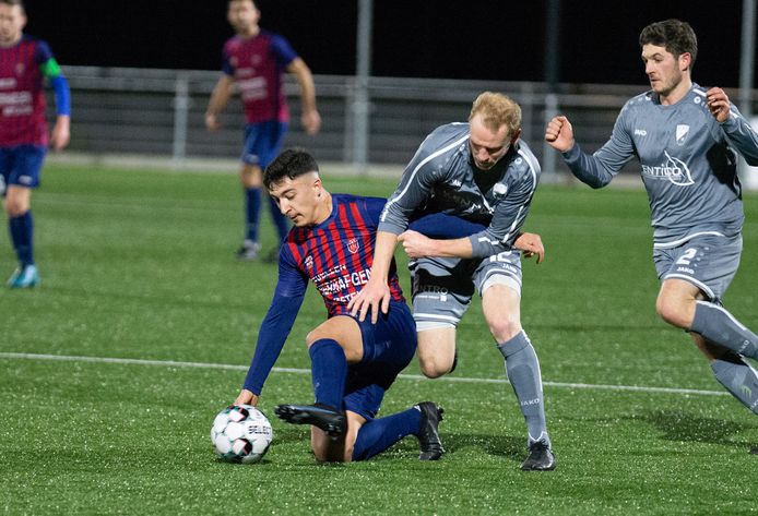 Souhail Taqi (links) zit aan drie treffers in twee matchen: “Scoren met het hoofd is nochtans geen specialiteit van mij.”