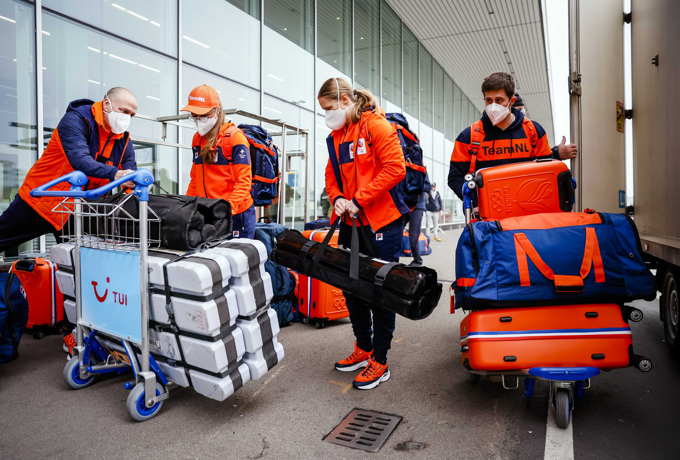 Olympiers met hun koffers bij de vertrekhal voorafgaand aan de vlucht naar de Chinese hoofdstad Peking.