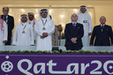 FIFA-baas Gianni Infantino tijdens de openingswedstrijd tussen Qatar en Ecuador op het ereterras met emir Tamim bin Hamad Al Thani. Of ze er vandaag opnieuw bij zijn, is maar zeer de vraag.