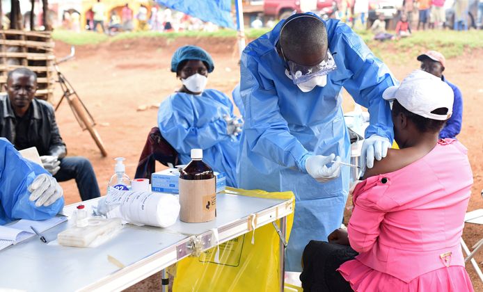 Een Congolese gezondheidsmedewerker dient een ebolavaccin toe aan een vrouw die contact had met een ebolapatiënt.
