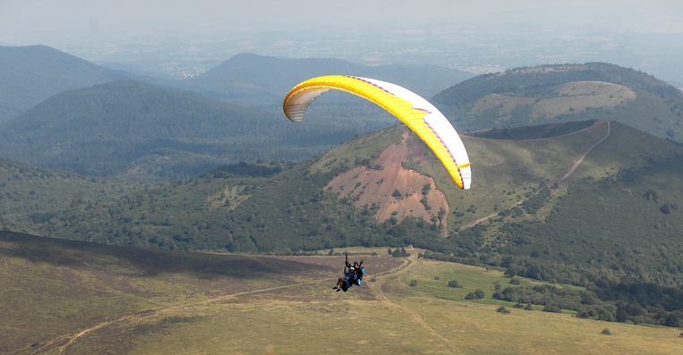 Paragliden boven het vulkanisch landschap. Beeld EPA