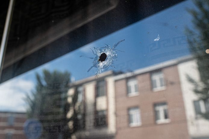 Illustratiebeeld: een gebroken glas na een granaataanslag in Deurne in augustus.