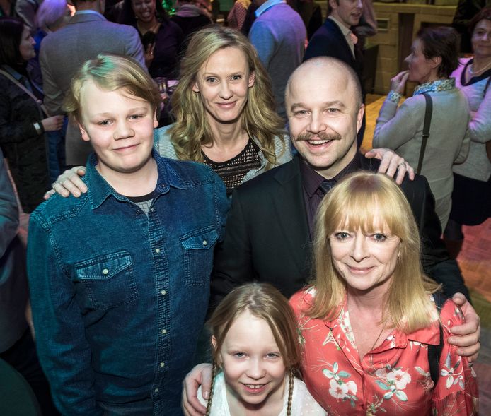 Sven met Linda, zijn vrouw Chindy en hun kinderen Dean en Robin Rosy.