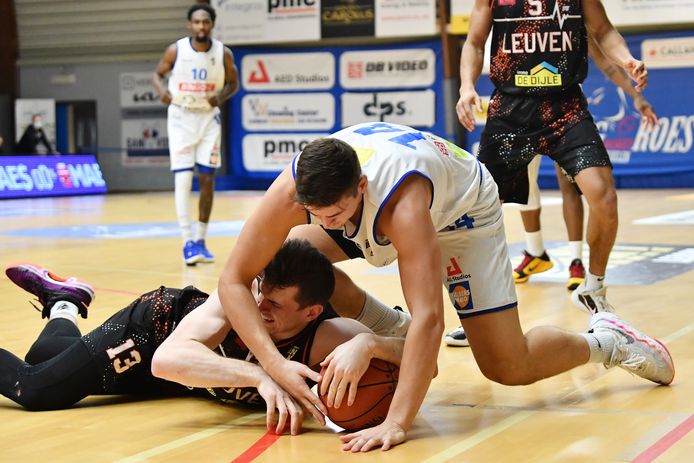 Nick McGlynn (13) versus Jonas Foerts. Beide ploegen strijden voor een ticket voor de Golden League.