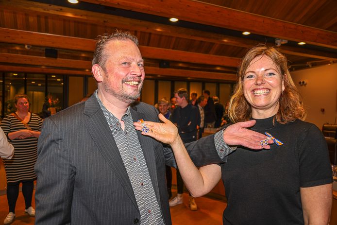Reinier Mulder (ChristenUnie) en Sonja Paauw (D66) namen vanavond afscheid van de gemeenteraad in Zwolle. Mét koninklijke onderscheiding.