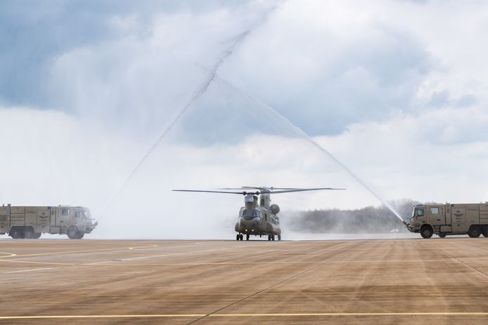 Bij de officiële overdracht van de eerste nieuwe Chinook op vliegbasis Gilze-Rijen wordt deze met waterbogen onthaald.
