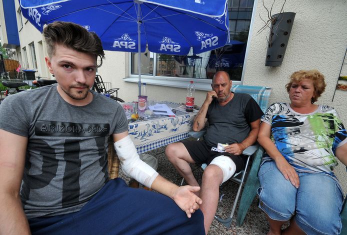 Raymon Henraat werd gebeten door een politiehond en hield er een flinke wond aan over. Net zoals zijn vader, die werd gebeten in zijn been. Rechts Jacoba Henraat.