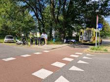 Brommerrijder gewond na botsing met auto in Apeldoorn