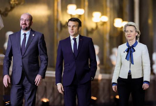 De voorzitter van de Europese Raad Charles Michel (links), de Franse president Emmanuel Macron (midden) en de voorzitter van de Europese Commissie Ursula von der Leyen (rechts) op de top in Versailles. 