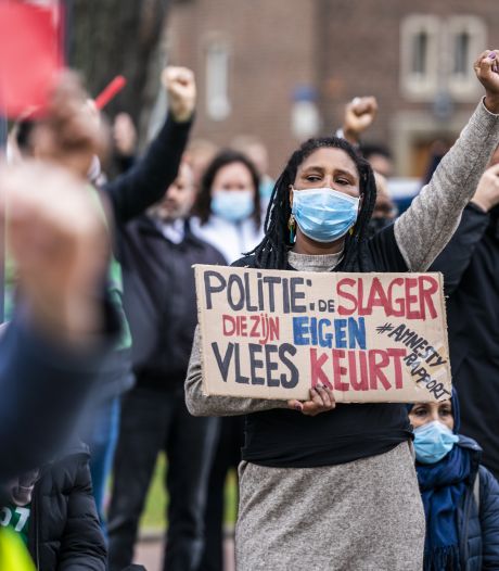 Stelling | Politieagenten die racistische taal uitslaan op staande voet ontslaan