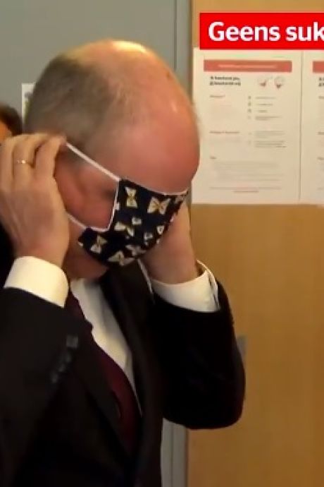 Koen Geens se débat avec son masque buccal et suscite les moqueries