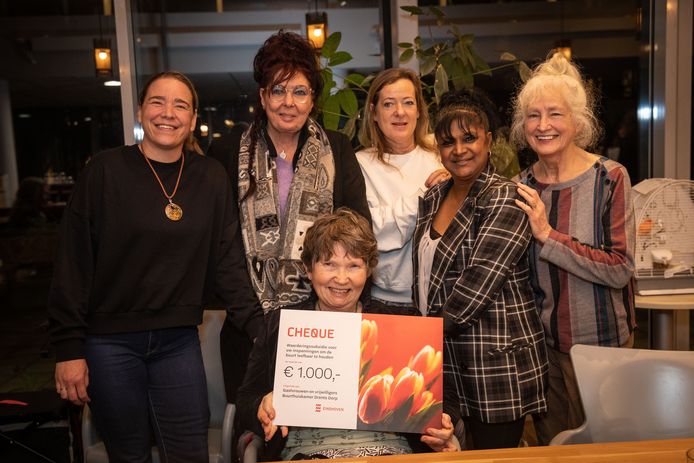 Ook de inzet van de gastvrouwen van buurthuiskamer Nieuwe Maan in Drents Dorp werd beloond met een waarderingssubsidie.