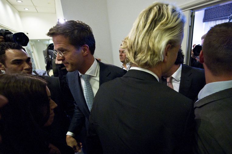 Rutte en Wilders passeren elkaar bij de persconferenties vrijdagmiddag. (ANP) Beeld 