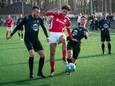 Harskamp-verdediger Mike Peters (links) heeft al de nodige ervaring met nacompetitievoetbal.