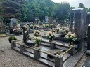 De begraafplaats in Broekhoven is rijkelijk versierd. Nabestaanden mogen een graf aankleden zoals ze dat zelf willen, zegt de pastoor.