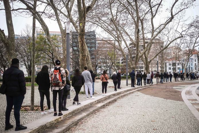 Mensen schuiven aan voor een PCR-test in de Portugese hoofdstad Lissabon.