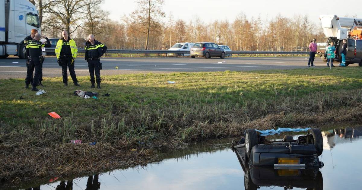 Flinke file op N36 bij Vriezenveen na ongeluk tussen auto en vrachtwagen.