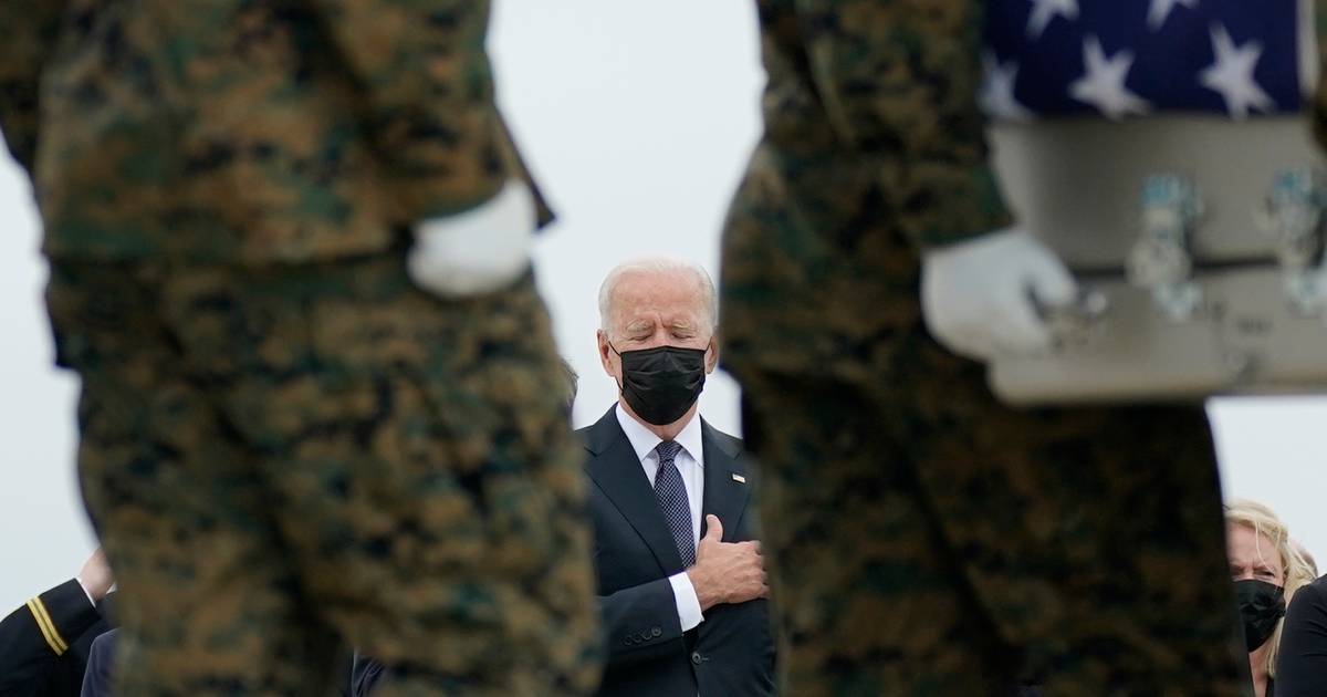 Biden commemora 13 soldati statunitensi uccisi dopo l’attacco a Kabul all’estero
