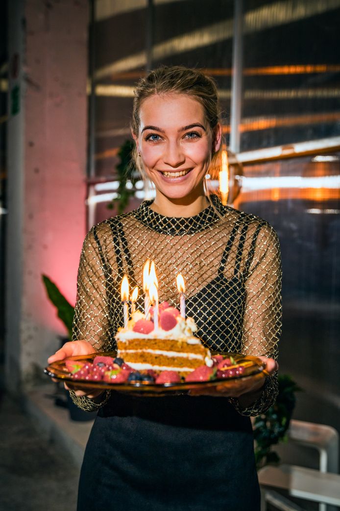 Voor haar 28ste verjaardag trakteerde Tinne Oltmans de hele ploeg op taart en... tequila. "Voor mensen verkeerde dingen gaan denken: iedereen dronk een bodempje."